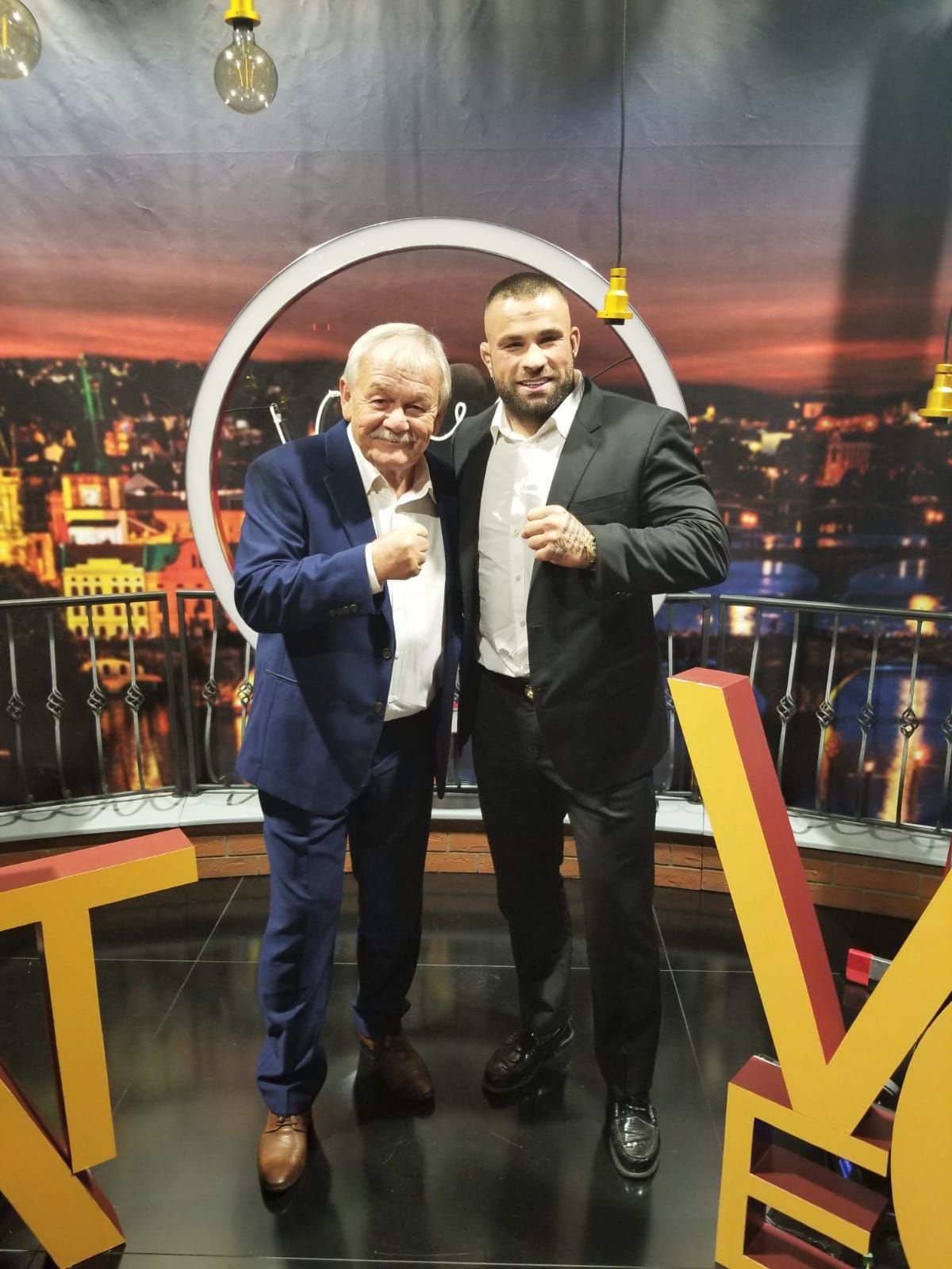 Český zápasník v MMA Karlos Vémola jako host pořadu Karla Šípa Všechnoparty