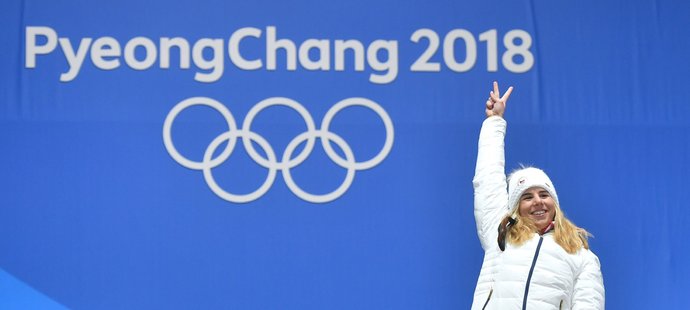Dvě zlaté jsou moje, raduje se Ester Ledecká na medailovém pódiu v Pchjongčchangu