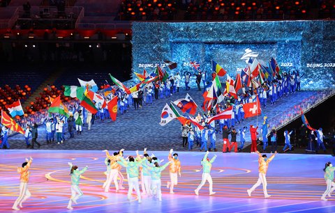 Vlajkonoši a vlajkonošky jednotlivých zemí přicházejí na závěrečný ceremoniál olympiády v Pekingu