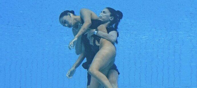 Trenéra Andrea Fuentesová zachraňuje svou svěřenkyni Anitu Alvarezovou ze dna budapešťského bazénu