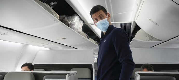 Novak Djokovič v Dubaji přesedlal na letadlo domů