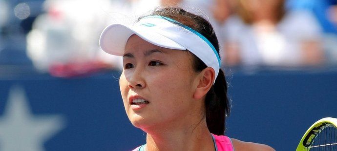 O čínské tenistce nebyly dlouho žádné zprávy poté, co vydala prohlášení o tom, že ji znásilnil někdejší vicepremiér země. Když se do věci vložila WTA, čínská státní média začala prezentovat aktuální fotky ze soukromí Pcheng Šuaj.
