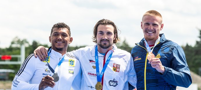 Medailisté na pětistovce: zleva druhý Isaquias Santos Queiroz, vítěz Martin Fuksa a bronzový Catalin Chirila