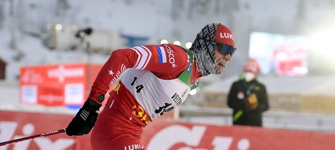 Zmrzlý ruský běžec Arťom Malcev na trati Světového poháru v Ruce