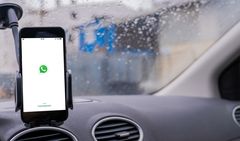 Spousta řidičů v Česku riskuje pokutu kvůli umístění držáku mobilního telefonu. Zákon hovoří jasně