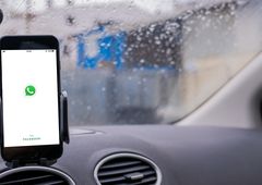 Spousta řidičů v Česku riskuje pokutu kvůli umístění držáku mobilního telefonu. Zákon hovoří jasně