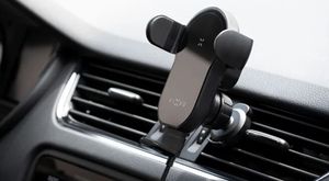 Spousta řidičů v Česku denně riskuje pokutu kvůli umístění držáku mobilního telefonu. Zákon v tomto případě hovoří jasně