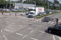 Drsné video z Brna: Šofér projel na červenou, na přechodu katapultoval chodce