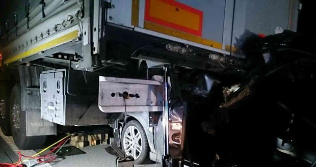 Osobák napálil v pondělí po 20. hodině zezadu do kamionu na dálnici D2 u Blučiny. Hasiči z vozu vyprostili těžce zraněného muže a ženu.