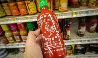 Sriracha v ohrožení. Známý výrobce omáčky bojuje s nedostatkem chilli papriček