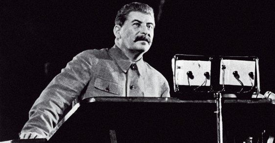 Historik hledá Stalinovy masové hroby. Začal vadit Putinovi a teď mu hrozí 15 let vězení  