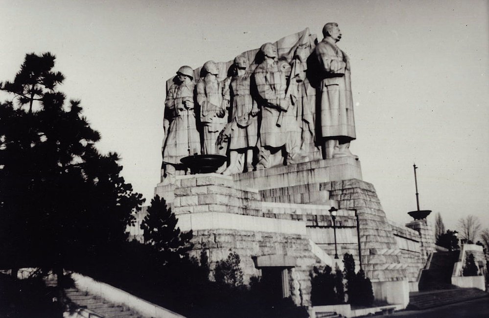 Stalinův pomník v Praze na Letné byl odhalený necelý rok před tím, než Chruščov ve svém projevu na XX. sjezdu KSSS jeho kult rozbořil