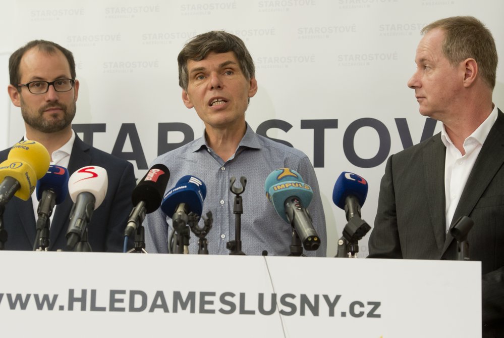 Dalibor Dědek (uprostřed) na tiskové konferenci spolu s Petrem Gazdíkem (vpravo) a Janem Farským
