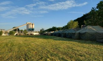 Ukrajinští uprchlíci míří do stanového městečka v pražské Troji. Vejde se tam 150 lidí