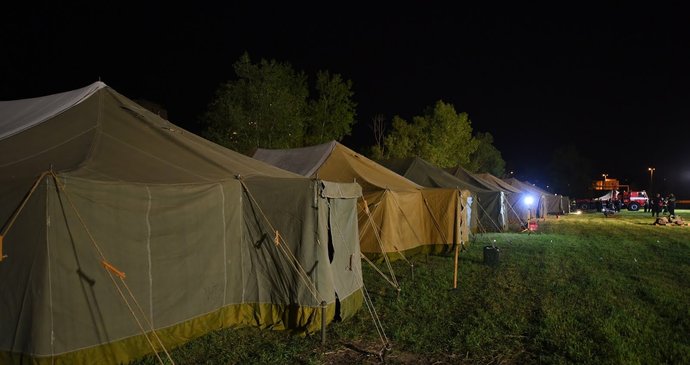 Týden provozu stanového městečka pro uprchlíky v Troji: Prošlo jím 150 lidí