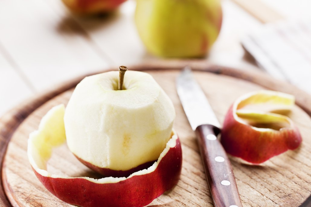 Máte doma jablka, která již nejsou v nejlepší kondici? Upečte z nich žemlovku