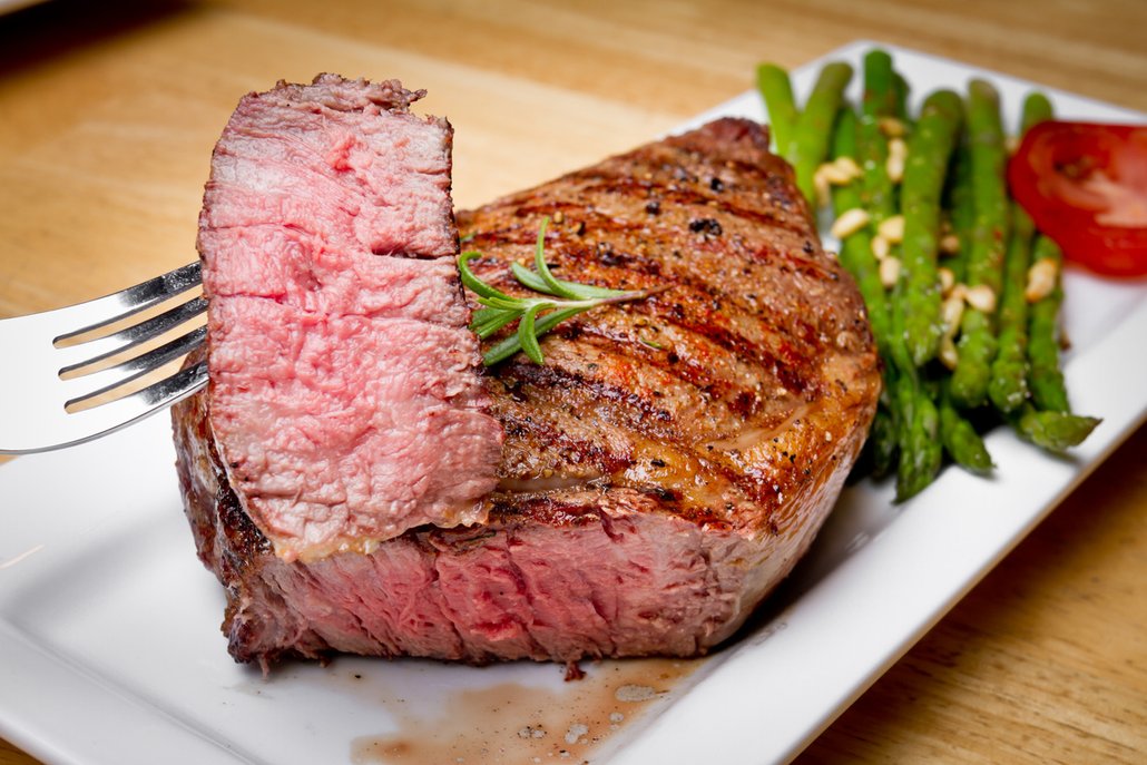 Šťavnatý steak je na řezu růžový.