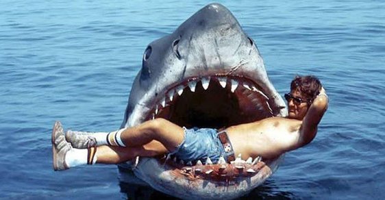 Mladý Steven Spielberg ve chřtánu obávané nestvůry: Jak se natáčel kultovní film Čelisti 