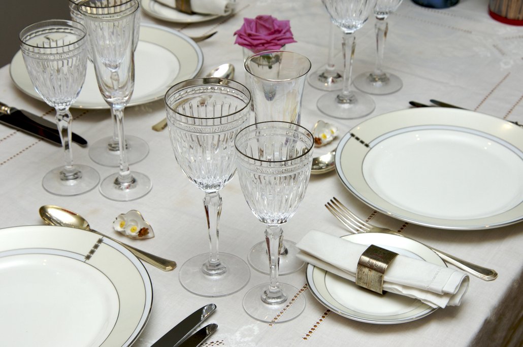 Při stolování byste měli dodržet několik pravidel etikety, která se týkají příborů, talířů i sklenic