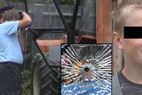V kabině traktoru na Semilsku seděl malý chlapec: Čelní sklo roztříštily dvě střely!