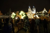 Na Staromáku hlava na hlavě: Vánoční trhy jsou zrušené, lidé ale chodí pořád