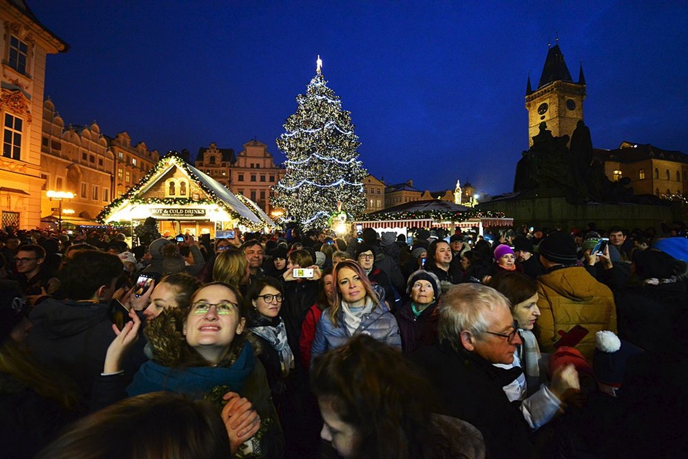 Vánoční strom na Staroměstském náměstí už svítí. Rozsvěcení přilákalo tisíce Pražanů. 