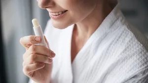 Suché a popraskané rty: Co je způsobuje a jak se vyléčit