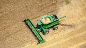 Sucho, drahá nafta, nepříznivé trhy... Šebestyán připraví pro zemědělce 3,5 miliardy Sucho, drahá nafta, nepříznivé trhy... Šebestyán připraví pro zemědělce 3,5 miliardy