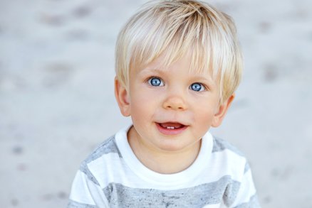 Je možné, aby hnědoocí rodiče měli dítě s modrýma očima? Záhada vyřešena!