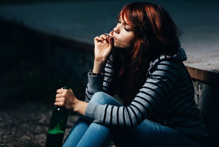 Děti, kterým zemřeli rodiče nebo se rozvedli, v pubertě častěji kouří nebo pijí! 
