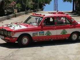 Svérázný Mercedes z roku 1977 a s motorem BMW taxikaří v Libanonu