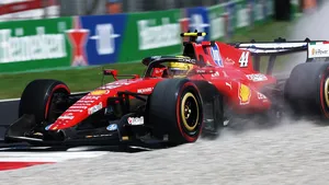 Světlo na konci tunelu slábne. Hamilton naznačil, že by se Ferrari mělo soustředit na něj Světlo na konci tunelu slábne. Hamilton naznačil, že by se Ferrari mělo soustředit na něj