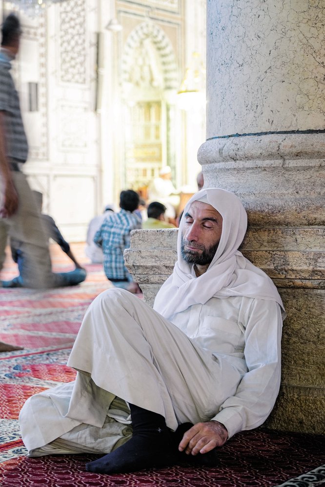 Chvíle odpočinku v umajjovské mešitě v Damašku. Mešity nabízí kromě útočiště spirituálního i to fyzické: oddělují od rušného světa.