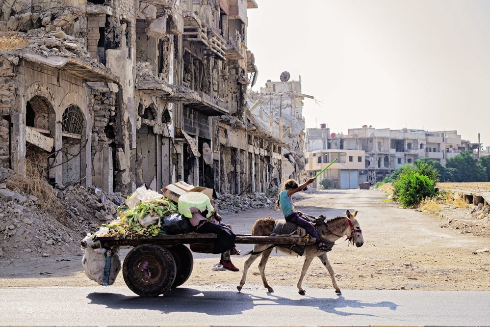 I na zničených předměstích města Homs stále žijí lidé. Mnozí ale odešli pryč a celé oblasti se vyprázdnily.