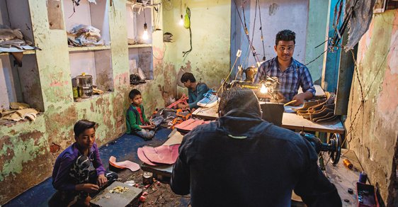 Indické sweatshopy: Cesta za tajemstvím levných bot vyráběných pro známé značky