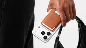 Tak tenký, že se ani konektor USB-C nevešel. Disk Lexar Muse se dá nosit třeba na zádech telefonu Tak tenký, že se ani konektor USB-C nevešel. Disk Lexar Muse se dá nosit třeba na zádech telefonu