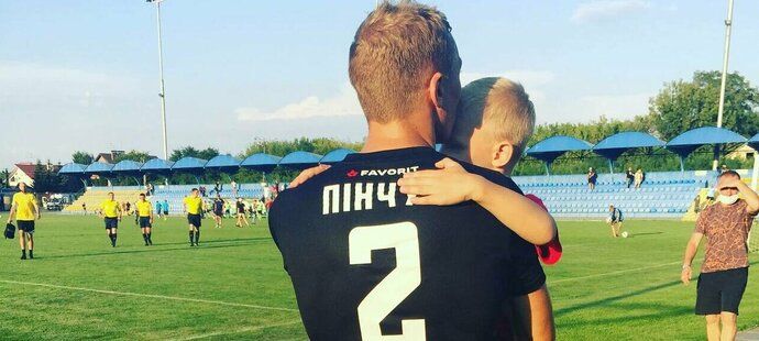 Ukrajinský fotbalista Taras Pinčuk se svým synem