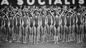 Tělocvik za socialismu: Povinné trenýrky a jarmilky, otravný šplh a potrhané žíněnky