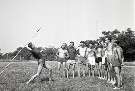Drsný kurz pro tělocvikáře v 50. letech: Hod oštěpem, běh přes překážky nebo plavání…