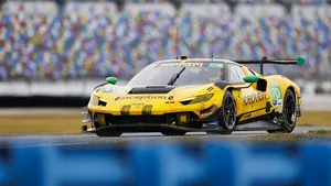 Téměř jako před půl stoletím na Nürburgringu: Závodníka vytáhl z hořícího ferrari hrdinný soupeř Téměř jako před půl stoletím na Nürburgringu: Závodníka vytáhl z hořícího ferrari hrdinný soupeř