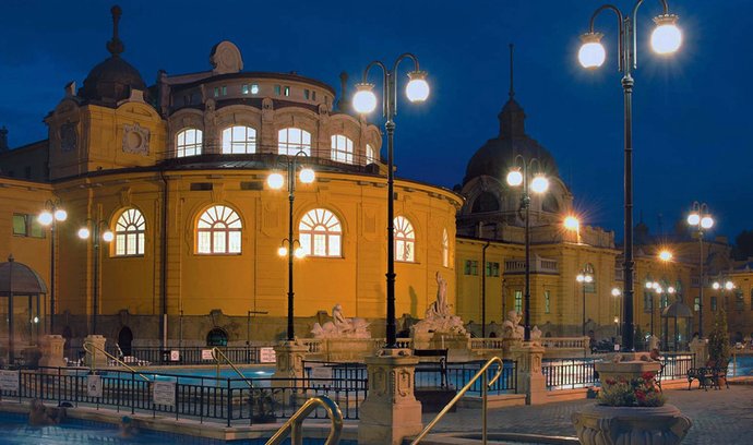 Széchenyiho termální lázně jsou nejrozsáhlejšími léčebnými lázněmi v Evropě a zároveň i jedněmi z nejkrásnějších v Maďarsku.