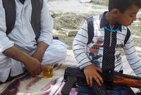 Tříletý terorista: Tálibán cvičí chlapce k zabíjení lidí!