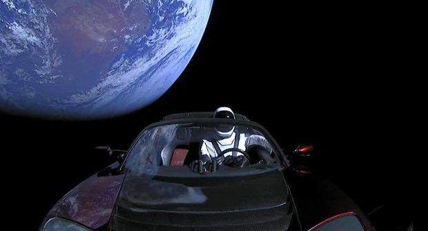 Elon Musk poslal do vesmíru Teslu v raketě Falcon Heavy