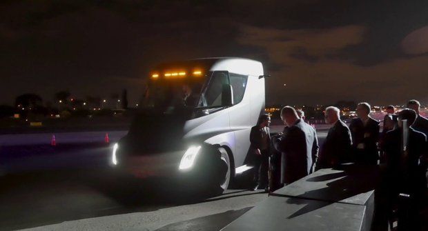 Elektro tahač Tesla Semi: Zrychlení vás ohromí