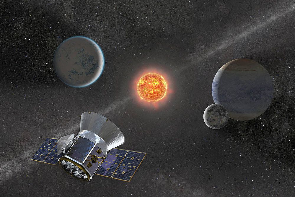 Družice TESS (Transiting Exoplanet Survey Satellite) bude od konce června sledovat velkou část oblohy a hledat planety u cizích hvězd