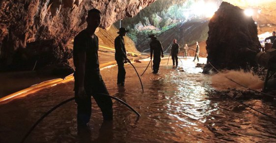 Záchrana fotbalového týmu z thajské jeskyně