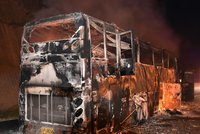 Autobus s dělníky začal cestou do práce hořet: Zemřelo 20 lidí!