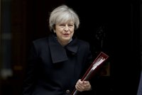 Skandál v Británii: Tajný harmonogram premiérky se povaloval ve vlaku na podlaze