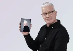 Tim Cook odešel na důchod k Samsungu. Nějak se mu ale změnil přízvuk Tim Cook odešel na důchod k Samsungu. Nějak se mu ale změnil přízvuk