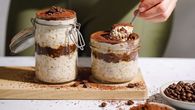 Tiramisu k snídani? Tuto ovesnou kaši, která se připraví přes noc skoro sama, si můžete dát úplně bez výčitek Tiramisu k snídani? Tuto ovesnou kaši, která se připraví přes noc skoro sama, si můžete dát úplně bez výčitek